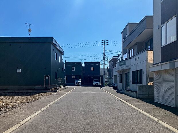 【現地写真】
きれいに舗装された前面道路は、お住まいの見栄えも良くしてくれますね。徒歩10分圏内には生活利便施設が揃い住環境も良好です。
(2026年5月撮影)