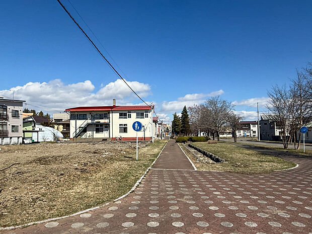 【現地写真】
周辺には高い建物が少なく、陽当り良好、開放感あふれる立地。採光や通風を確保しやすく、快適に暮らせるお住まいになりそうですね。
(2026年5月撮影)