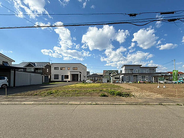 【現地写真】
南側道路に面し陽当り良好。周辺には高い建物も少なく、暖かい陽光を感じられるお住まいが建てられそうですね。
(2026年5月撮影)