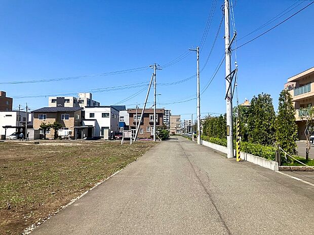 【現地写真】
徒歩10分圏内には教育機関や商業施設などの生活利便施設が揃います。子育て世帯にも優しい住環境が魅力です。
(2026年5月撮影)