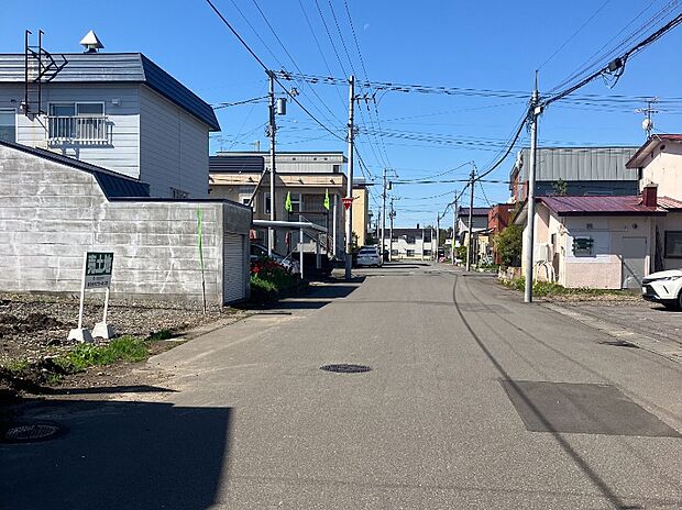 【現地写真】
幅員約9mの広い公道に面した、開放感のある立地。車のすれ違いもしやすく、駐車もスムーズに行えます。
(2026年6月撮影)
