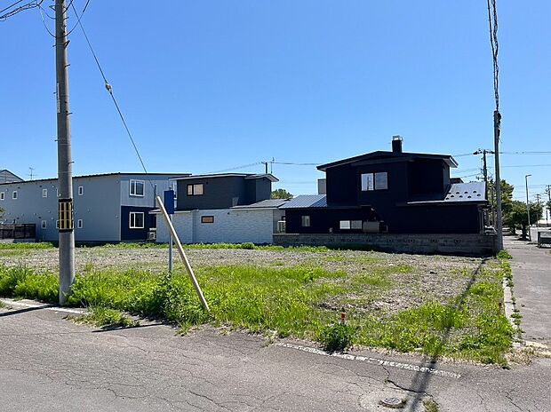 【現地写真 角地】
角地に位置する全2区画の売地が登場。たっぷりの陽光が差し込む、開放感ある立地が魅力です。
(2026年6月撮影）