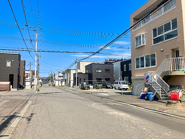 【現地写真】
小中学校まで徒歩約7分と、子育て世帯にも嬉しい住環境です。買物施設も点在し、日々のお買い物にも困りません。
（2026年5月撮影）