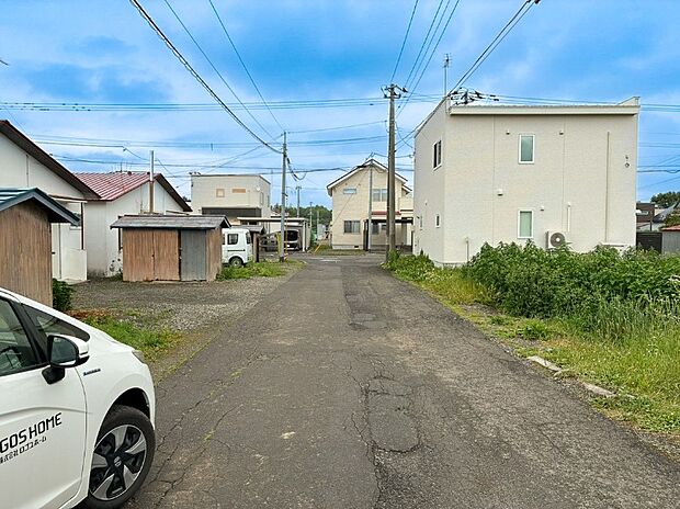 【現地写真 西から東】
幅員約6m公道に面し、車の出入りもしやすい立地です。車通りも比較的少なく、毎日の外出もしやすいですね。
（2026年7月撮影）