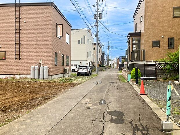 【現地写真】
前面道路は比較的交通量が少なく、落ち着いた住環境です。お子様のとの外出やペットとのお散歩にも心強いですね。
(2026年7月撮影)