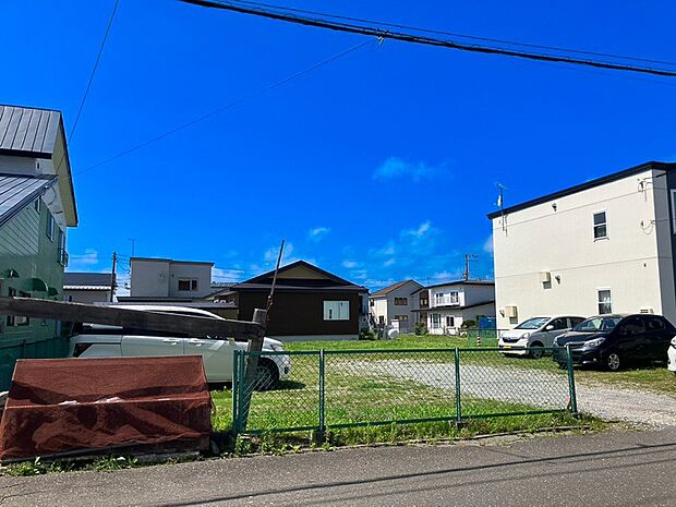 【現地写真 左側】
JR室蘭本線「苫小牧」駅まで徒歩約10分と利便性の高い立地。通勤・通学はもちろん、日々のお買い物やお出掛けにも便利な住環境です。
(2026年8月撮影)
