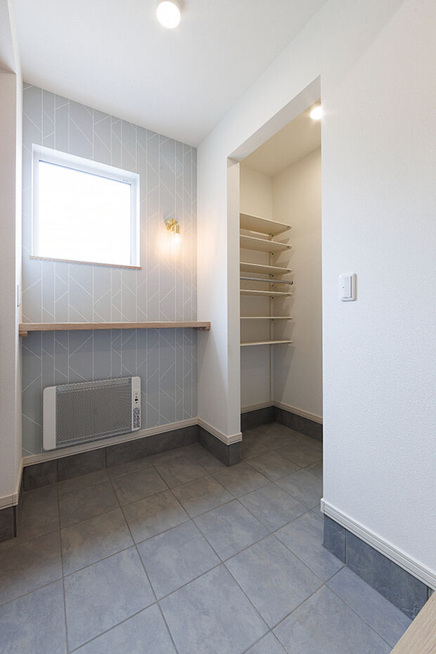 【【玄関】】明るく開放的な玄関には、便利なカウンターとシューズクロークを完備。収納力たっぷりですっきりと片付きますね。
(2025年5月撮影)