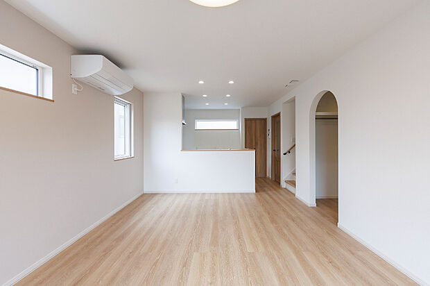 【【リビング】】LDKは約15帖とゆとりの広さ。ナチュラルカラーの内装で、どんなインテリアも合いますね。(2025年5月撮影)