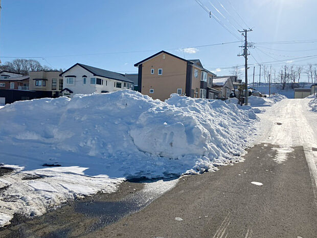 【【現地写真】】前面道路は幅員9m以上で見通しが良いですね。お車でのすれ違いや駐車もラクラクです。
(2025年2月撮影)