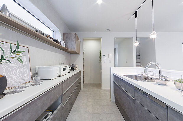 【【キッチン】】キッチンの横に窓を設け、やさしい光が差し込む明るく心地よい空間で家事がはかどります。大容量キャビネットやパントリーも備え、使い勝手もスマートです。
(2025年11月撮影)