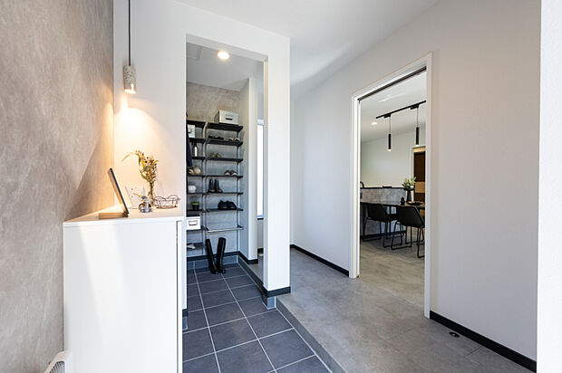 【【玄関】】シューズクローク付きの玄関は、靴はもちろん、ベビーカーやアウトドア用品、傘などもまとめて収納可能。玄関まわりをすっきり保てるだけでなく、2WAY仕様で出入りもスムーズです。
(2025年10月撮影)