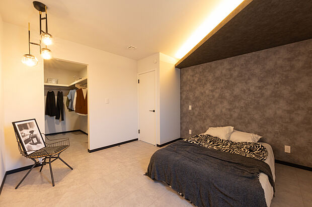 【【主寝室】】下がり天井と間接照明が織りなす、落ち着きある寝室空間。やわらかな光がホテルライクな高級感を演出し、1日の疲れを癒してくれる安らぎのひとときをお過ごしいただけます。
(2025年10月撮影)