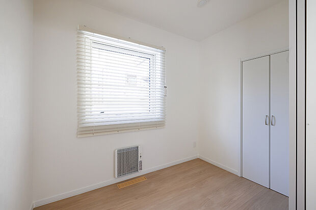 【【洋室A】】リビングに隣接した3帖の洋室は扉を開ければ空間がひと続きに。お子さまの遊び場やワークスペース、来客時のサブ空間としても活躍し、暮らしに合わせて柔軟に使える一室です。(2026年1月撮影)