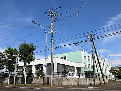 東月寒中学校 750m(徒歩10分)