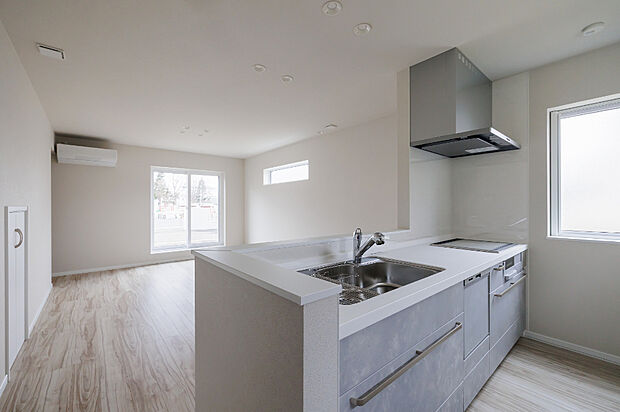 【【キッチン】】毎日の後片付けは食洗機にお任せ、IHでお手入れも簡単です。リビングを見渡せる対面キッチンで、家族とのコミュニケーションを楽しみながら料理ができます。(2025年12月撮影)