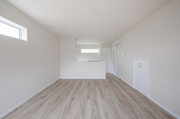 【【リビング】】白を基調とした開放感あふれるLDK。キッチンにはパントリーやダストボックス置き場付きの食器棚を完備。
(2025年12月撮影)