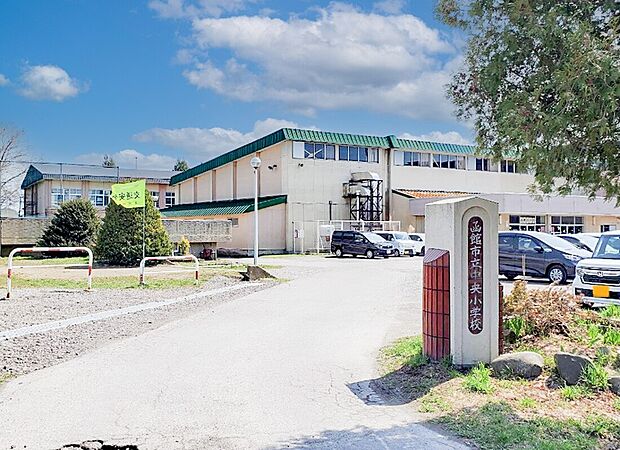 中央小学校(約1,300m)