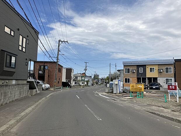 【【現地写真】】幅員約11mの広い道路に面しています。見通しが良く、車の運転もスムーズ、駐車もラクラクですね。
(2026年5月撮影)