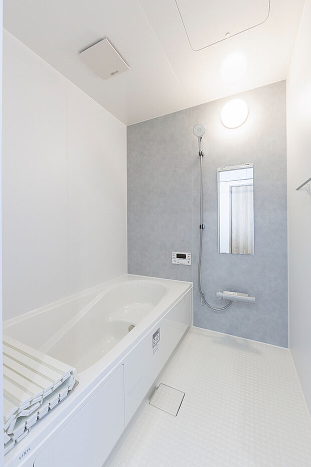 【【浴室／モデル(1)】】寝室・ユーティリティとつながる回遊動線で、浴室へのアクセスもスムーズ。清潔感のあるシンプルな空間で、ゆったりと癒される時間を過ごせます。
（2025年11月撮影）
