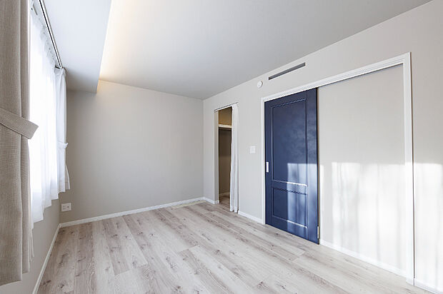 【【主寝室／モデル(2)】】間接照明が灯る主寝室は、やわらかな光に包まれ、非日常のひとときを味わえる贅沢な空間に。家全体をおしゃれで居心地の良い空間に仕上げました。
（2025年12月撮影）