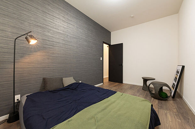 【【寝室】】広さに余裕をもたせた寝室に、落ち着きのあるアクセントクロスをプラス。静かにくつろげる環境を整えました。大容量のウォークインクローゼットを備え、暮らしやすさにも配慮しています。(2026年1月撮影)