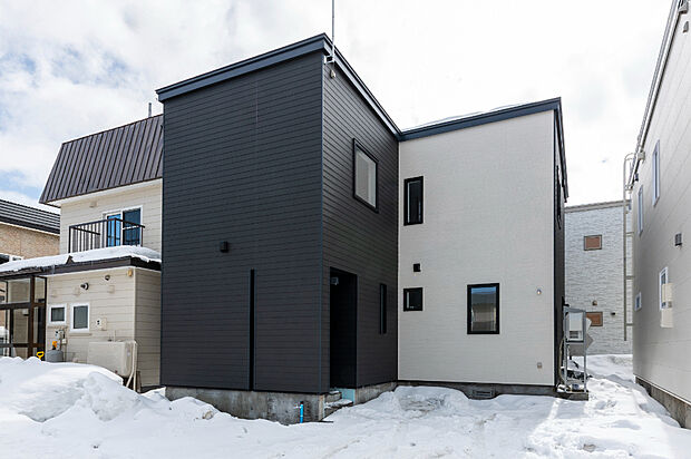 【【外観 A棟】】玄関扉が正面から見えない設計で、プライバシーにも配慮した外観デザイン。軒天があることで、雨の日でも濡れにくく、慌てず安心して出入りできます。(2026年3月撮影）