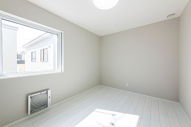 【【A棟 洋室C】】大きな窓から自然光がたっぷり差し込む、明るい6帖の洋室。ベッドやデスクもゆとりをもって配置でき、仕事部屋や子ども部屋など幅広く活用できます。(2026年3月撮影）