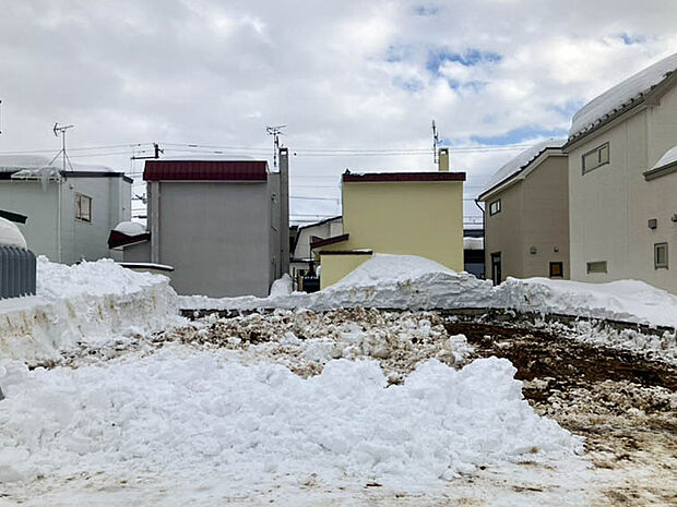 【【現地写真】】現在古家がございますが、解体後更地にてお引渡しになります。2026年2月頃のお引渡し予定です。
(2025年11月撮影)