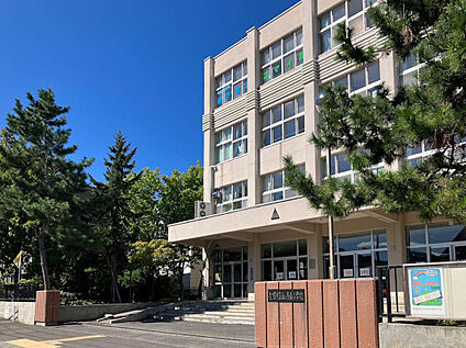 山の手南小学校 780m(徒歩10分)