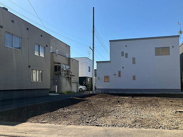 【【現地写真】】建築後の生活もしやすい平坦地な整形地です。道路との段差も少なく、お車の出し入れもスムーズ!
(2025年12月撮影)