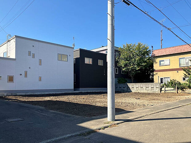 【【現地写真】】開放感あふれる角地に位置しています。暖かい陽光と、通り抜ける風を感じられる立地です。
(2025年12月撮影)