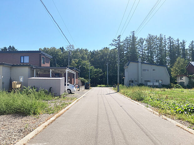 【【現地写真】】幅員約8mの東側道路に面しています。きれいに舗装された前面道路は、お住まいの見栄えも良くしてくれますね。
(2025年12月撮影)