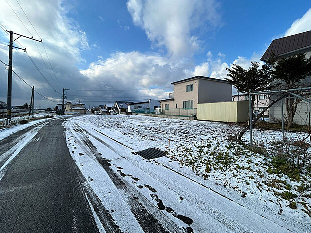 【【現地写真】】コンビニやスーパーなどの商業施設まで徒歩5分圏内。日々のお買い物にも困りませんね。
（2025年12月撮影）