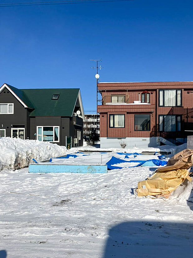 【【2号棟 現地写真】】家族が集うリビングは、隣接する洋室を開放することで広々とした空間になります。
（2026年3月撮影）