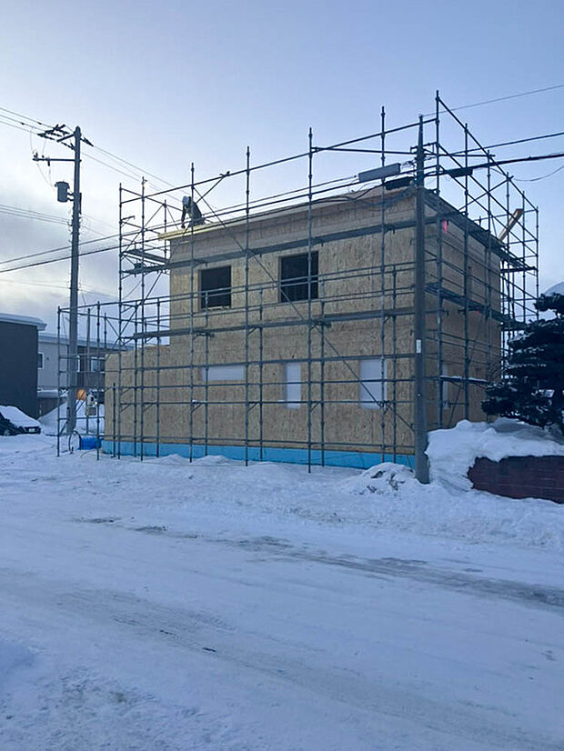 【【1号棟 現地写真】】2026年4月完成予定、お引渡しは5月中旬を予定しております。現在建築中です。完成するのが楽しみですね。
（2026年3月撮影）