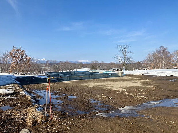 【【現地写真】】2026年4月完成予定。完成するのが楽しみですね。自然豊かな暮らしをお楽しみいただけるロケーションも魅力です。
(2026年3月撮影)