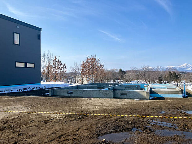 【【現地写真】】徒歩圏内には小中学校、商業施設が揃います。公園が徒歩約1分の場所にあり、お子様にも嬉しい環境となっております。
(2026年3月撮影)