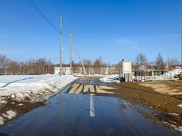 【【現地写真】】南西側幅員はゆったり約9mございます。見通しが良く、お車のすれ違いや駐車もラクラクですね。
(2026年3月撮影)
