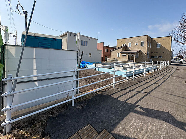 【【現地写真】】前面道路には歩道があり、小さなお子様との外出や、ペットとのお散歩にも心強いですね。
(2026年3月撮影）