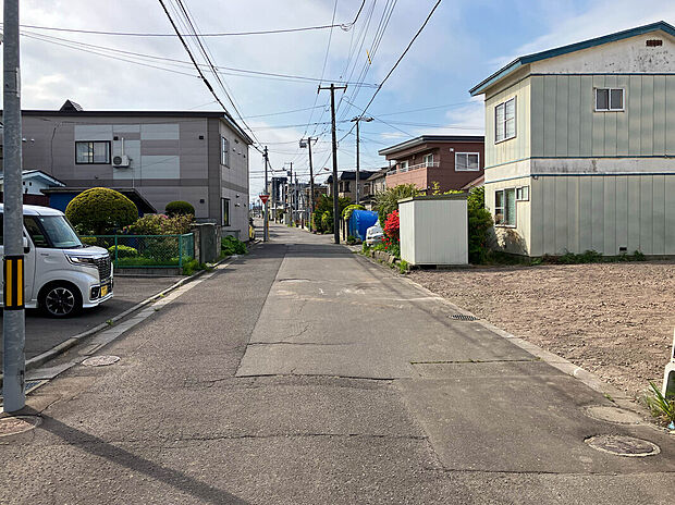 【【現地写真】】幅員約5.9mの広い公道です。自転車やベビーカーでのお出掛けもしやすい環境です。ぜひお気軽にお問い合わせください。
(2026年5月撮影)