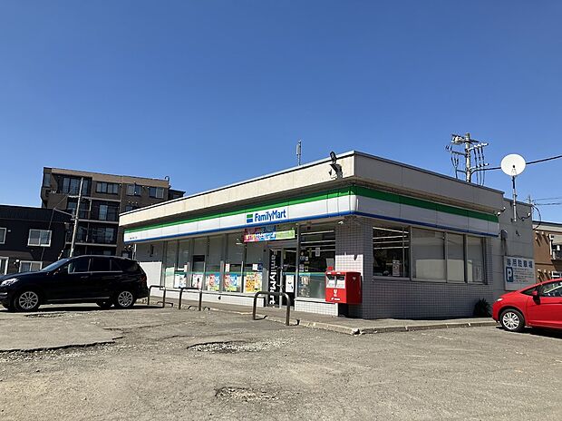 ファミリーマート南24条西14丁目店(約390m)