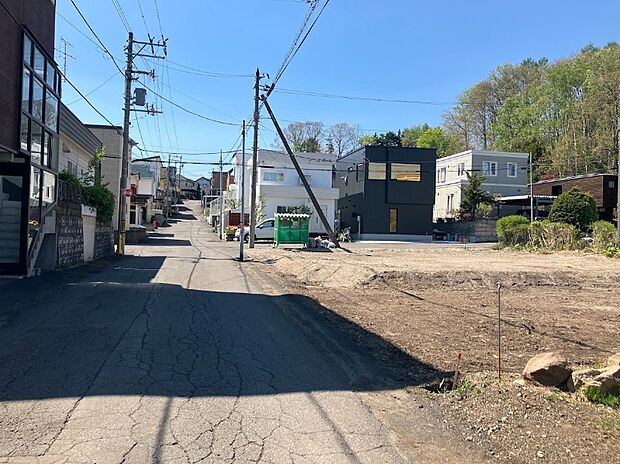【【現地写真】】ゆとりのある道路に面し、お車でのすれ違いや駐車も楽々スムーズ。比較的車通りが少なく、静かな環境で新生活をスタートできます。
(2026年5月撮影)