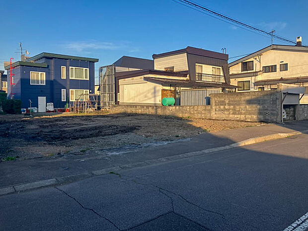 【【現地写真】】土地が広いと隣家との間隔が空きやすいため、生活音などを気にせず過ごすことができます。ぜひ現地をご覧ください。
(2026年6月撮影)