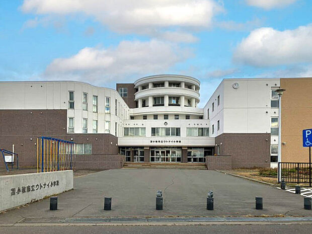 ウトナイ小学校(約750m)