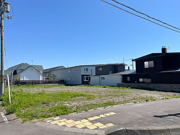 【【現地写真 角地】】約75坪の広さを活かした、多彩なプランが可能です。暮らしをイメージしやすい、建物参考プランもご用意しております。
(2026年6月撮影）