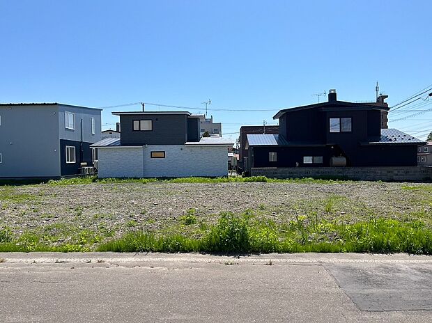 【【現地写真 中地】】開放感と存在感を感じられる、広い間口の土地です。カースペースやお庭もご検討いただけます。
(2026年6月撮影）