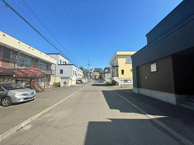 【【現地写真】】見通しの良い道路は安全性、防犯性も高まります。周辺環境も整っており、子育て世帯にもおすすめできる物件です。
(2026年5月撮影）