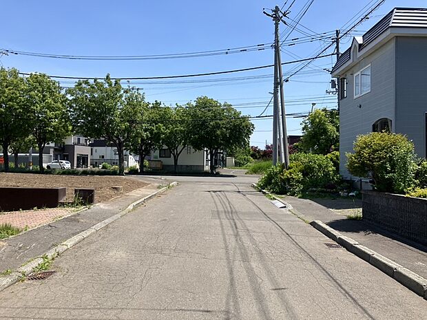 【【現地写真】】きれいに舗装された歩道もございます。お子様のとのお出掛けや、ペットとのお散歩など安心して外出できる立地です。
（2026年6月撮影）