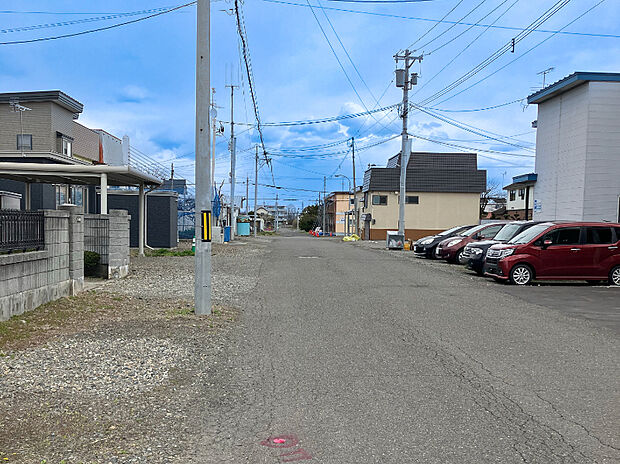 【【現地写真】】前面道路は幅員約10m以上あり、車の出入りもしやすい立地です。車通りは比較的少なく、静かで落ち着いた環境も魅力のポイント。
（2026年6月撮影）