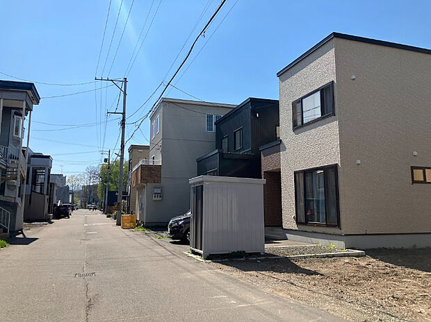 【【現地写真】】南道路に面し、陽当りや風通しも期待でき、ゆったりと暮らしやすい環境です。車通りも少ないため、落ち着いた住環境となっております。
(2026年6月撮影)